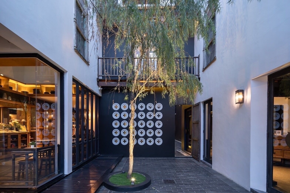 HOTEL DES ARTISTS PING SILHOUETTE 8/58