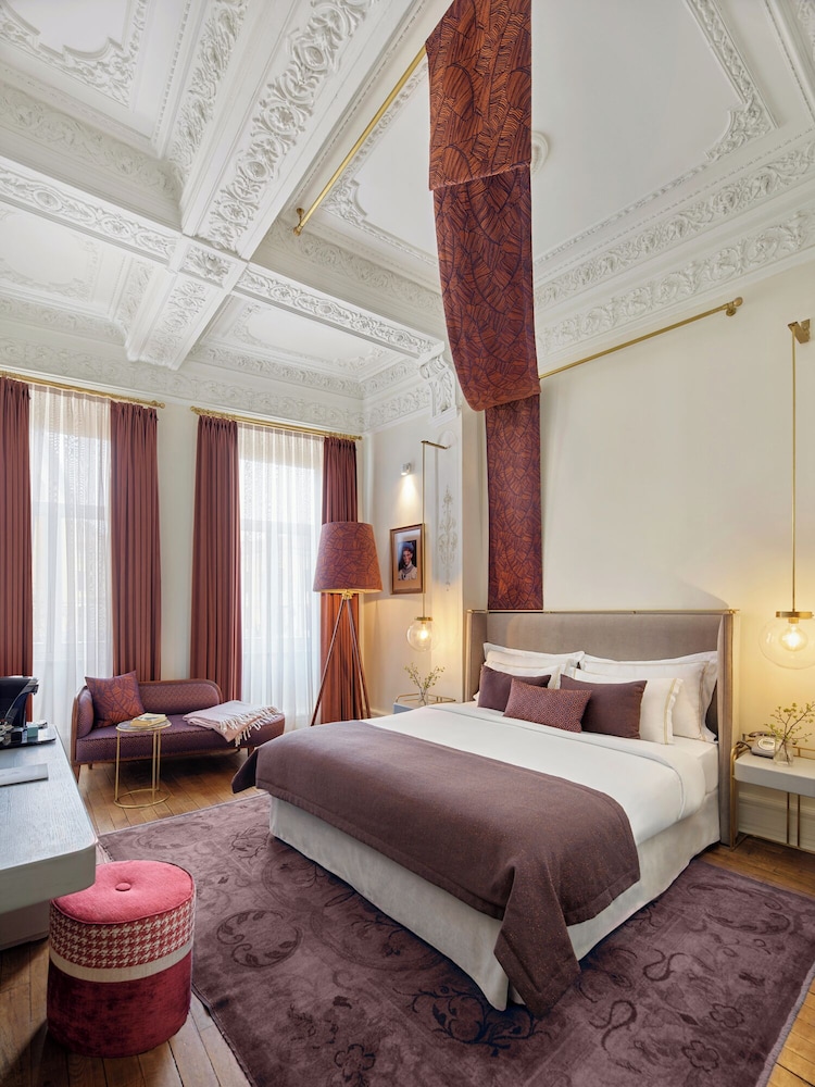 Premier, King Bed, Avenue View