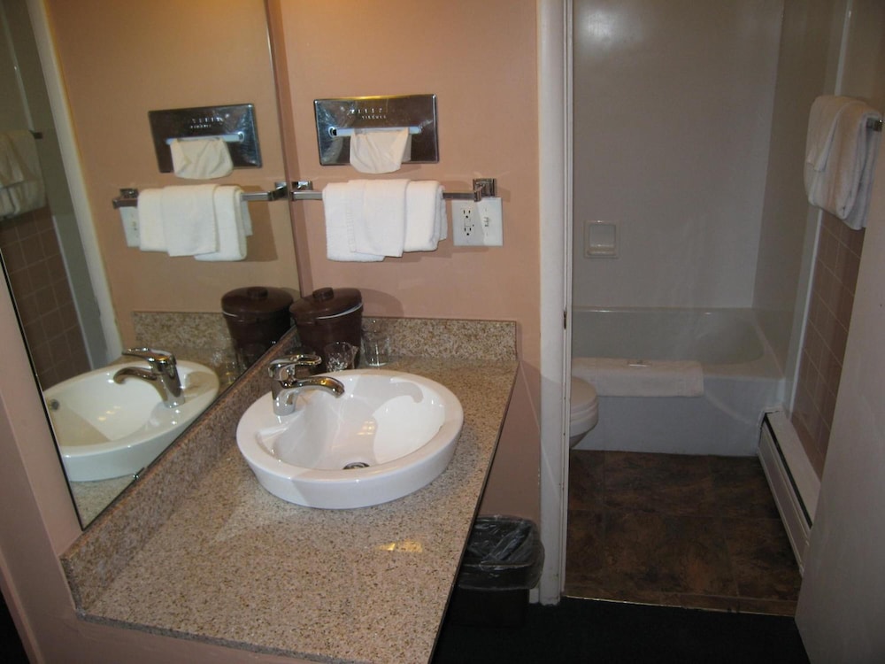 Travelers Lodge Motel Marshall 57/60