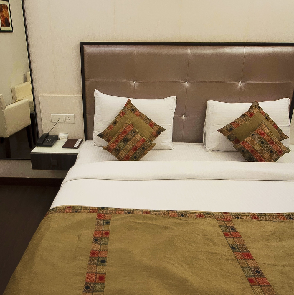 Hotel Pitrashish Premium 18/42