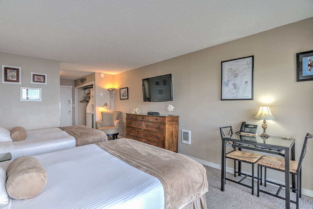 room, 2 queen beds, forest view