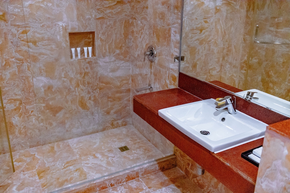 Crown Regency Beach Resort Boracay 66/75