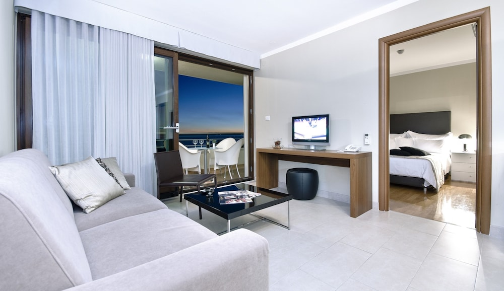 THE RESIDENCE 20/71