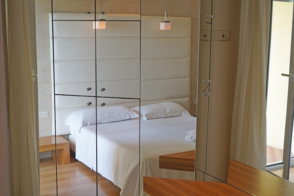 SUPERIOR, DOUBLE OR TWIN BED