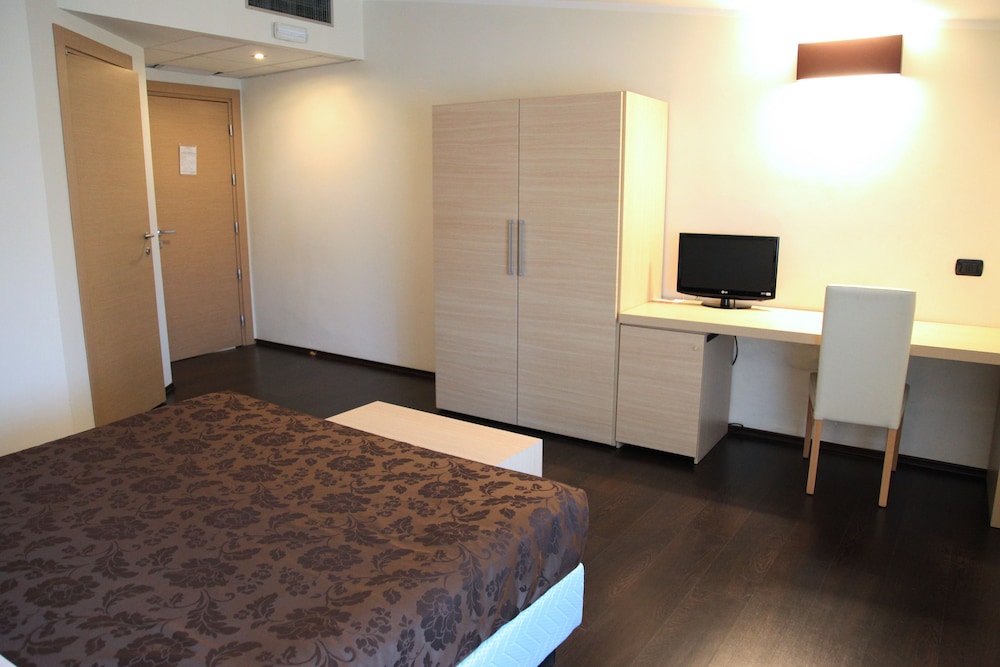 Hotel Sogni D Oro Airport Formerly Hotel Morgan 26/47