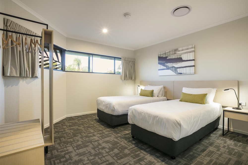 Nightcap At Kawana Waters Hotel 25/65