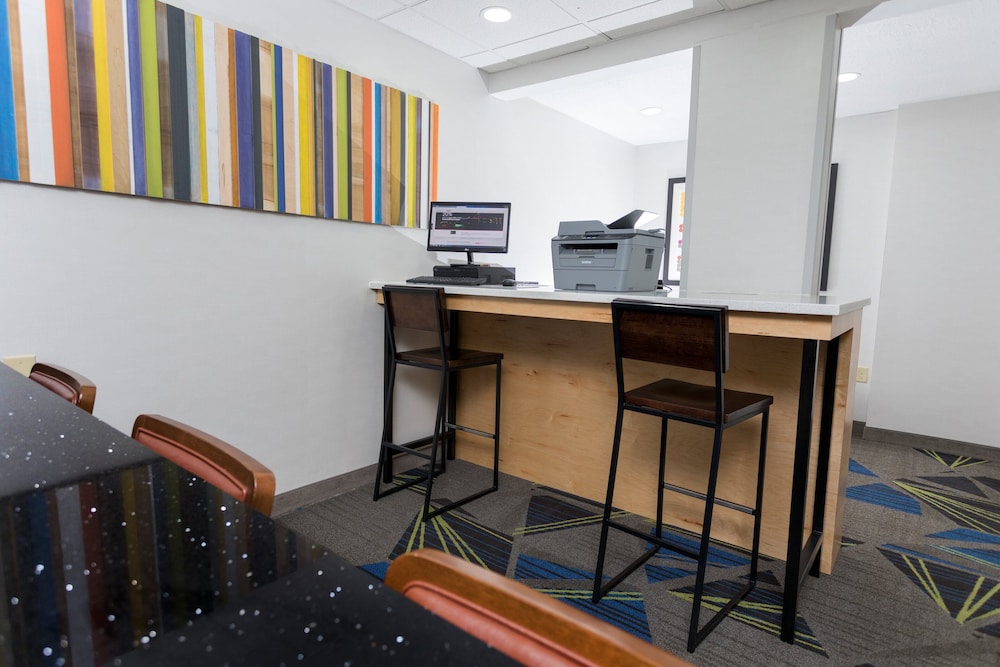 HOLIDAY INN EXPRESS HOTEL SUITES ATHENS 10/61