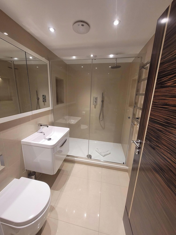Buckingham Palace Residences by Aeria Apartments 39/45
