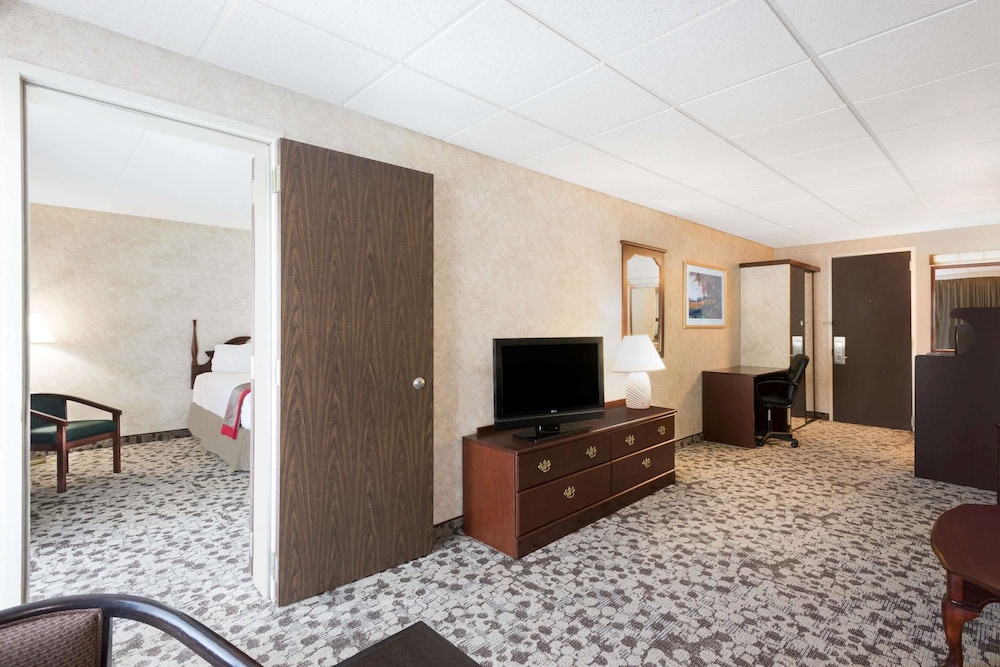 Ramada Plaza by Wyndham Portland 11/35