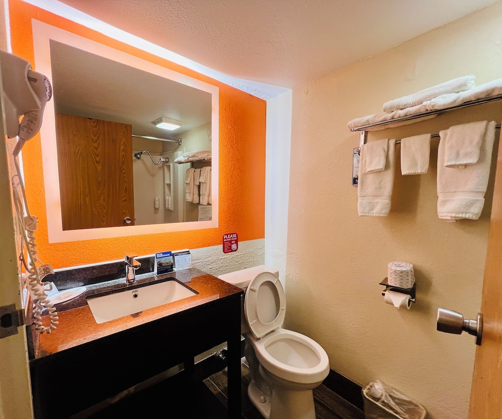 جناح استوديو تنفيذي بسرير كينج بغرفة نوم واحدة، Travelodge By Wyndham Wytheville 5/6