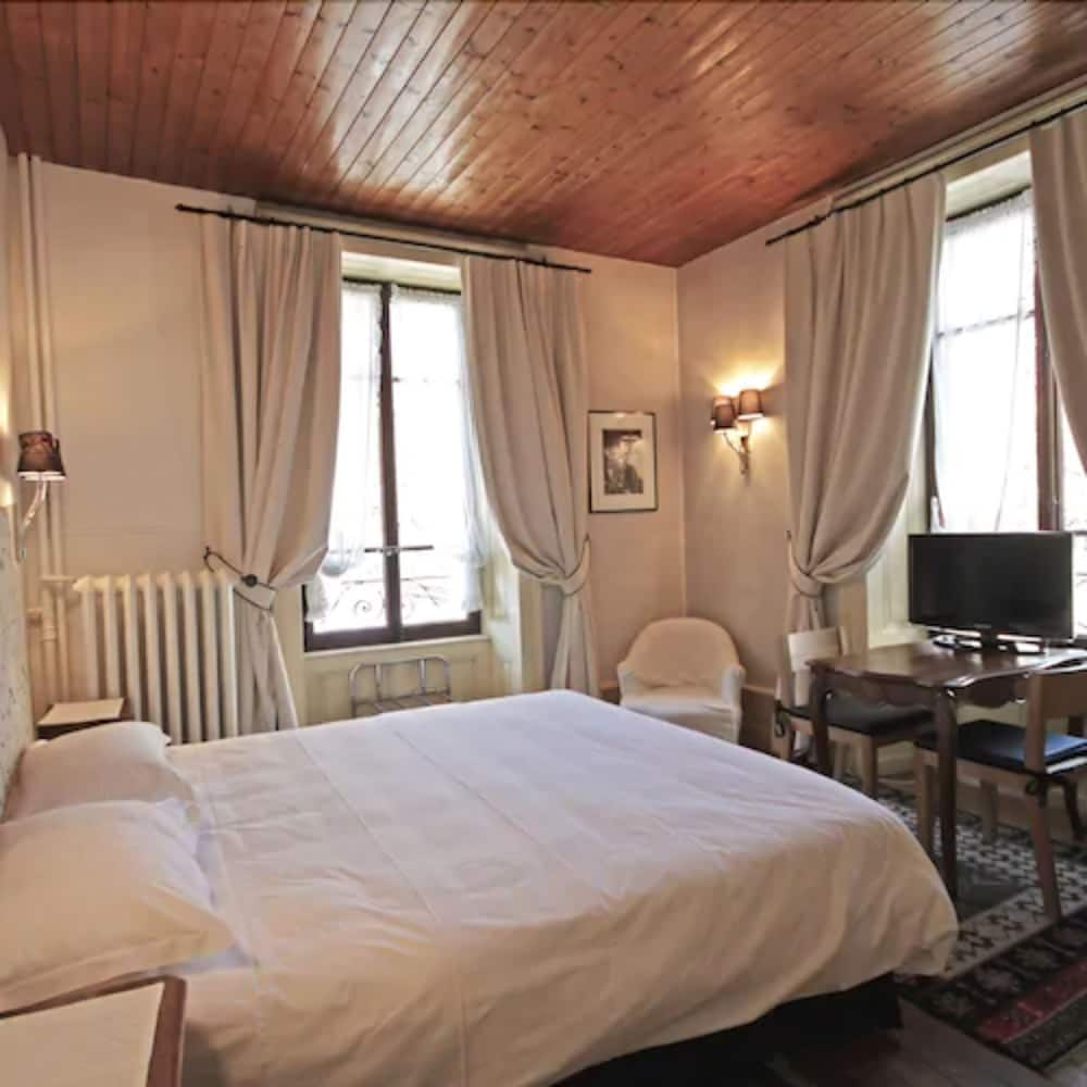 ROOM, DOUBLE BED