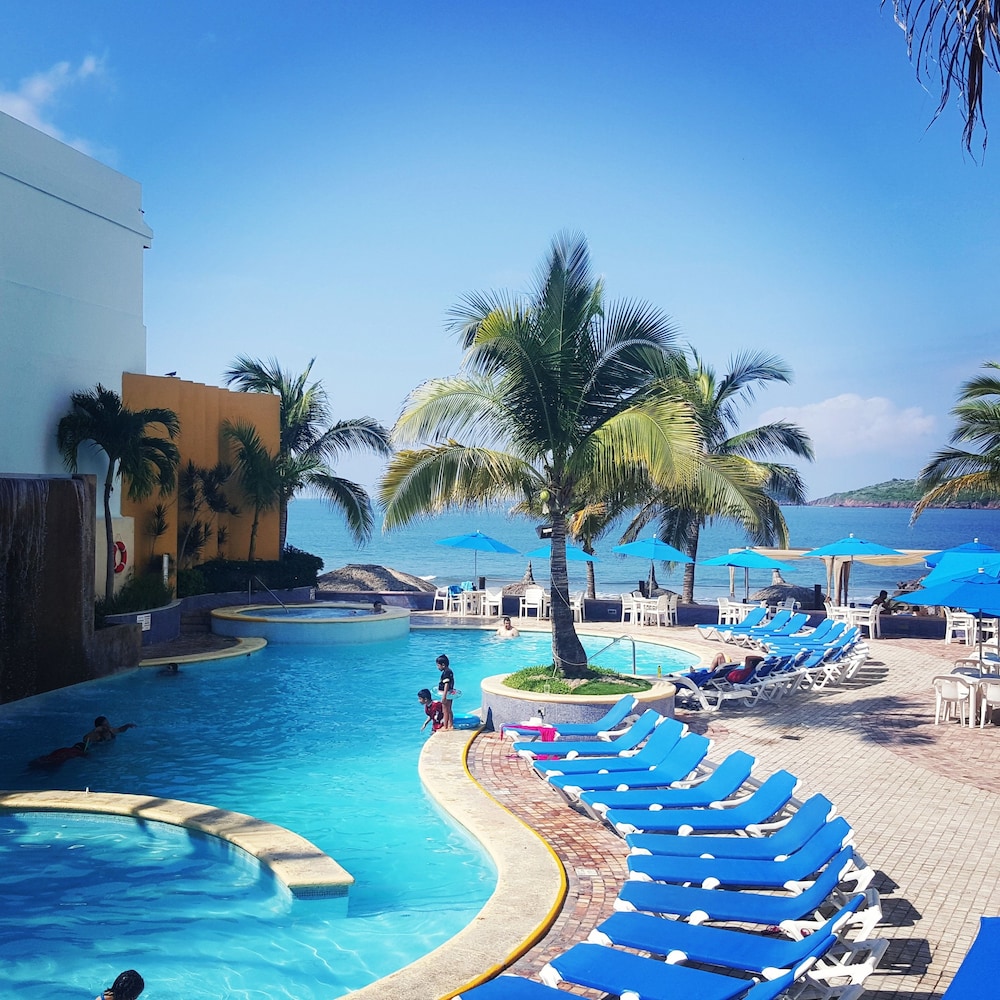 Suites Las Flores Beach Mazatlan 36/50