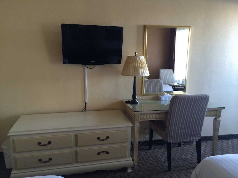 Oasis Inn & Suites 32/50