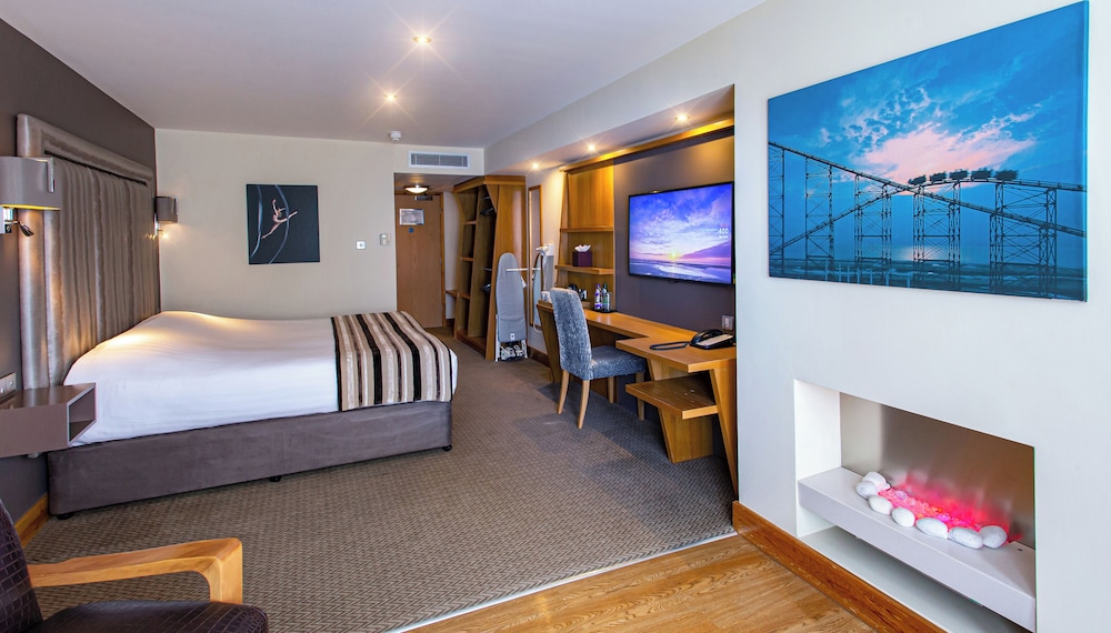 The Big Blue Hotel 11/44