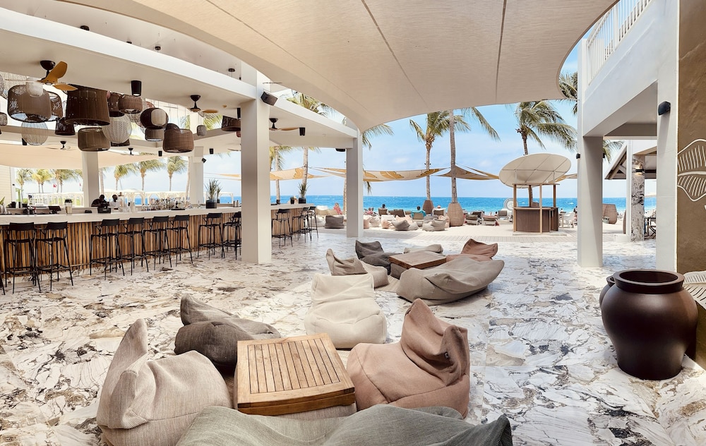 Papagayo Beach Hotel 37/76