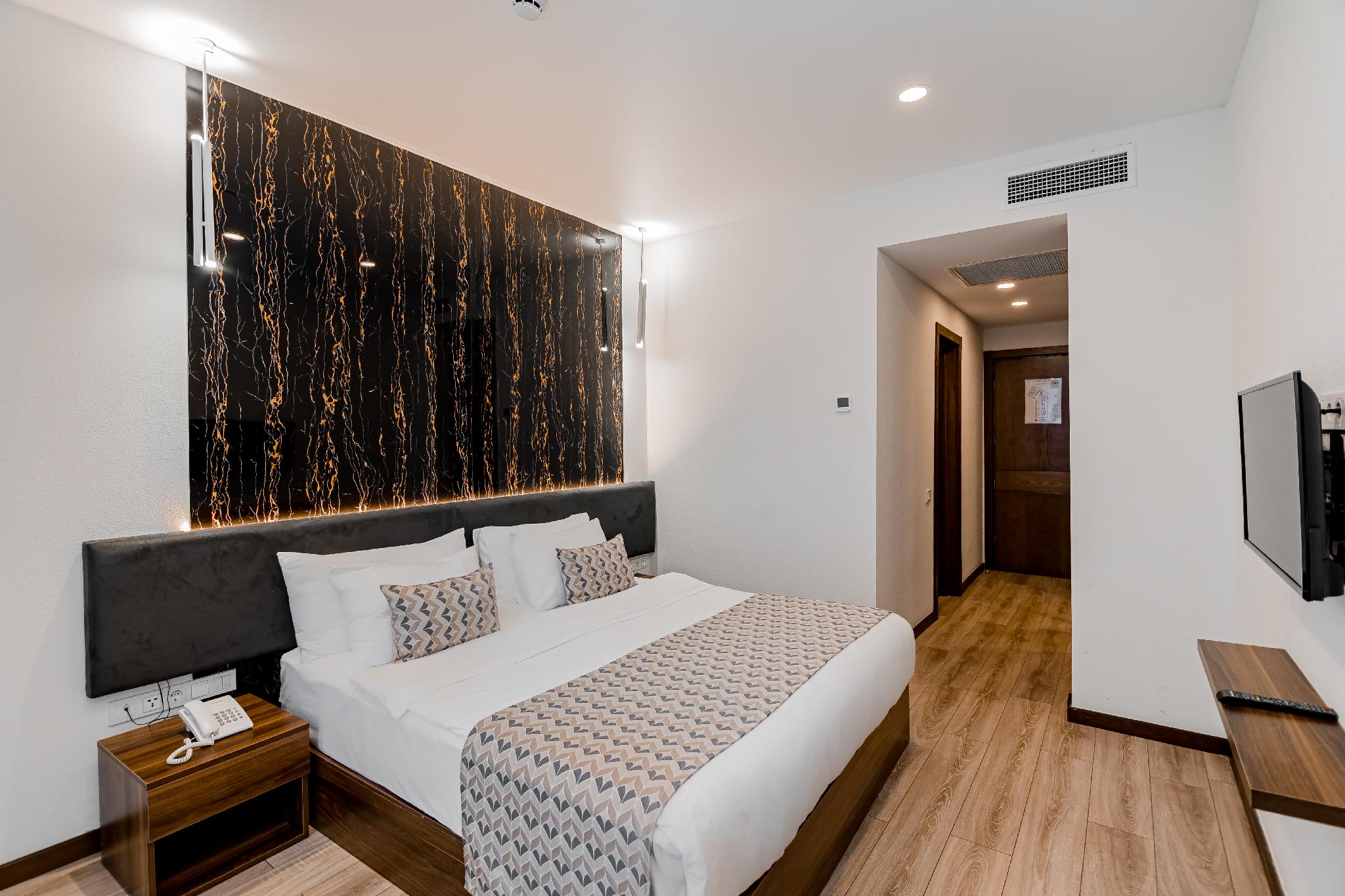Standard, Queen Bed