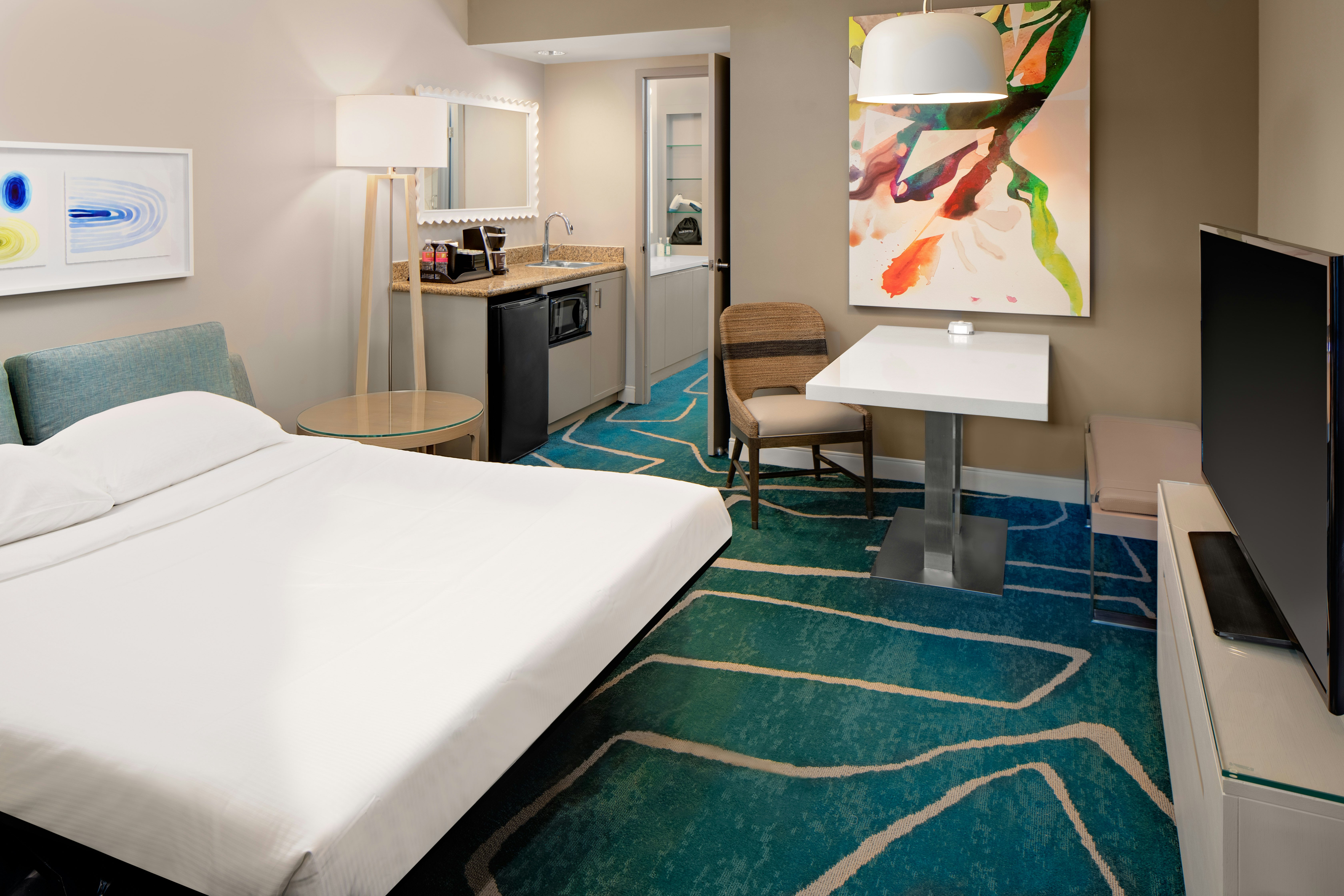 SUITE, KING BED, ACCESSIBLE