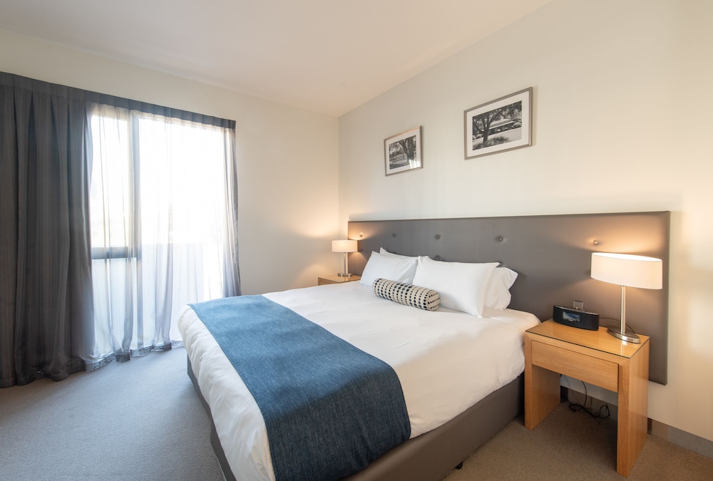 MAWSON LAKES HOTEL 22/64