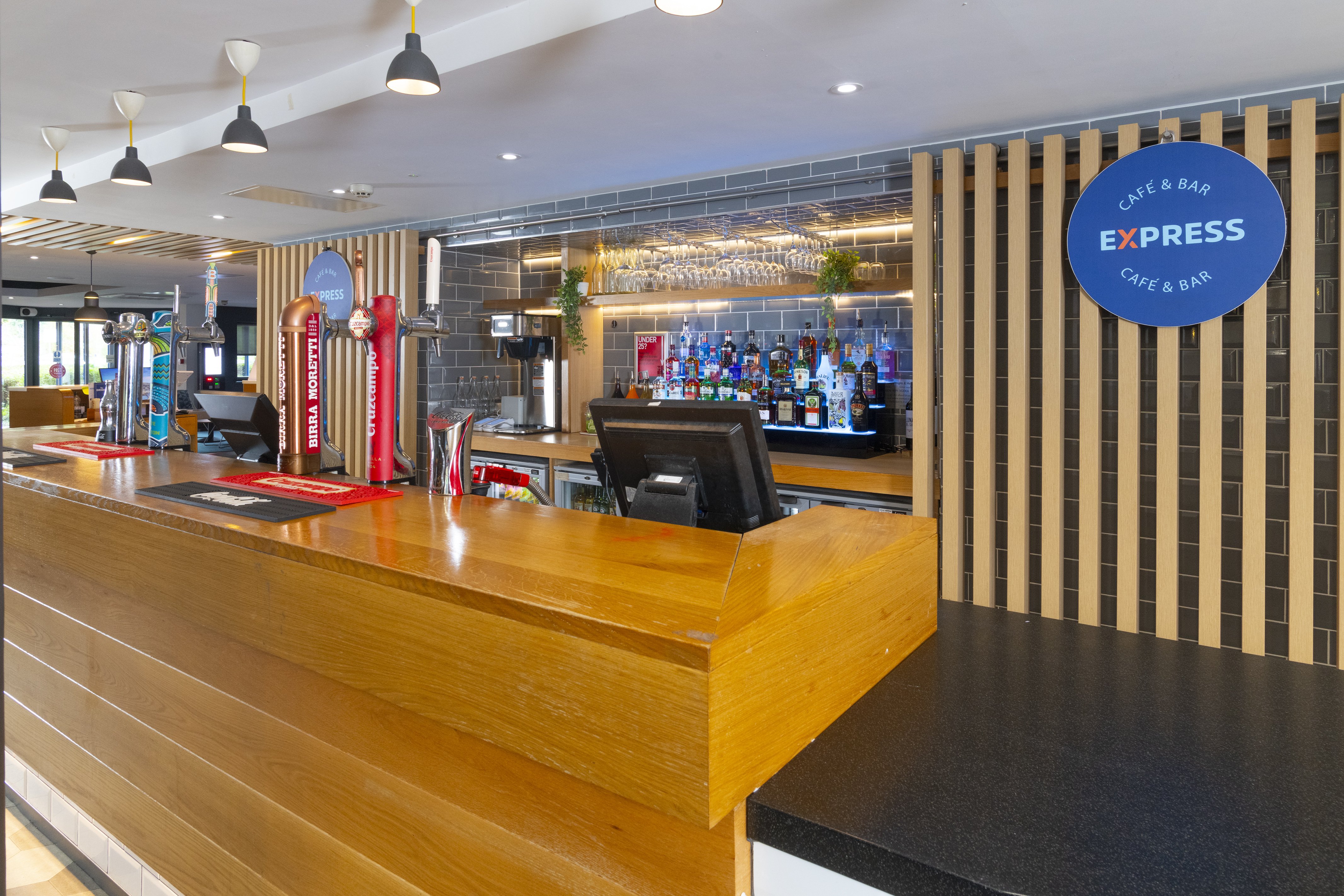 HOLIDAY INN EXPRESS BIRMINGHAM NEC 10/73