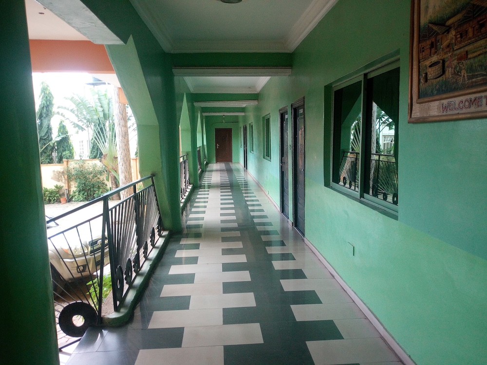 Sylvia's Place 14/19