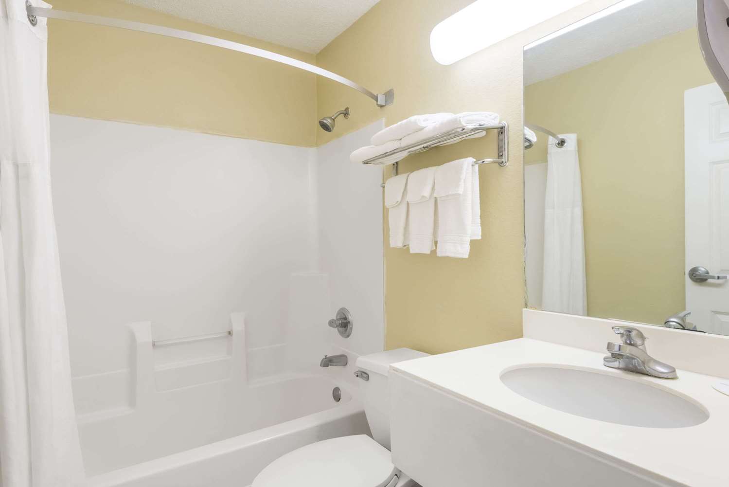 Super 8 By Wyndham Indianapolis/Ne/Castleton Area 12/15
