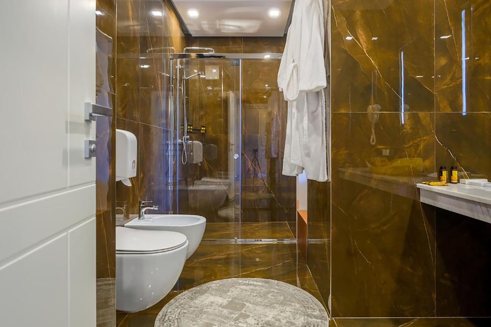 Royal East Resort 58/64