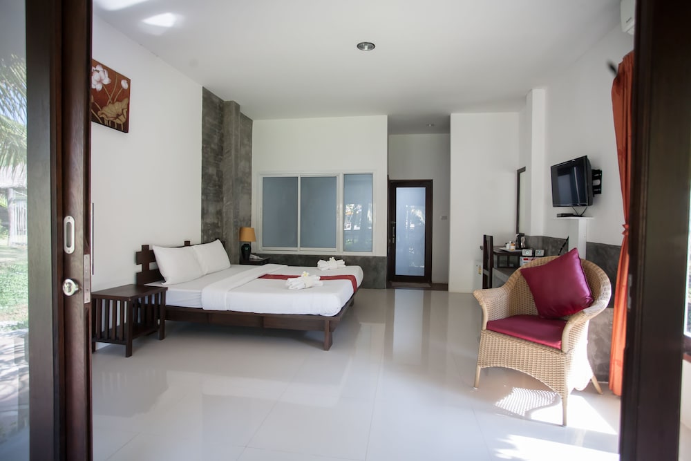 Nana Beach Hotel 27/80