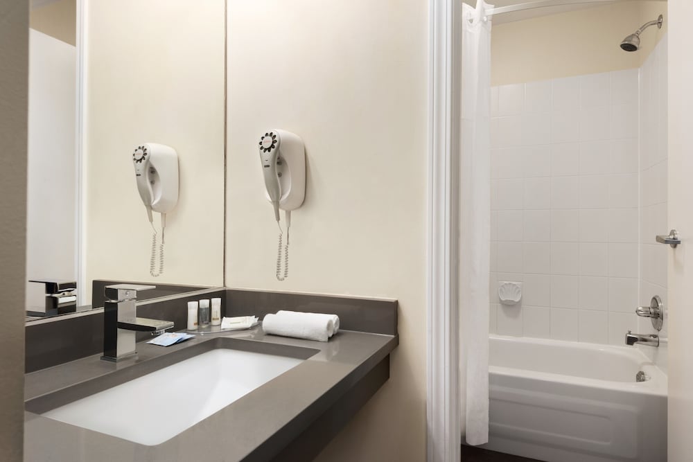 Days Inn By Wyndham Kelowna 15/37