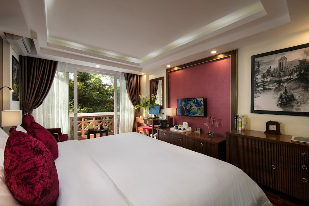 SUPERIOR, KING BED, BALCONY