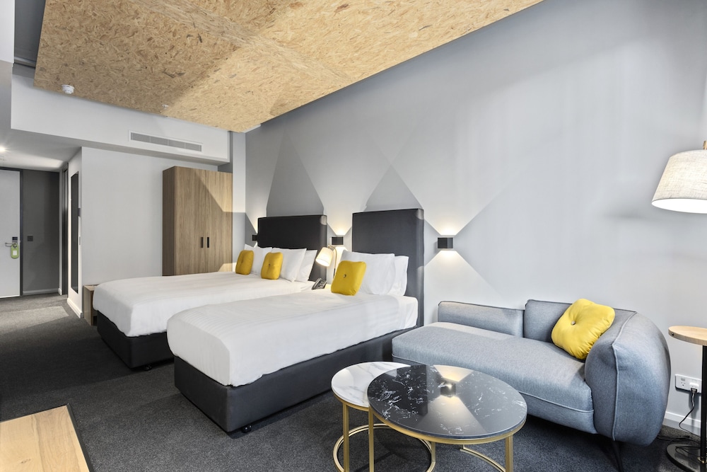 Studio, 1 Queen and 1 Single Bed