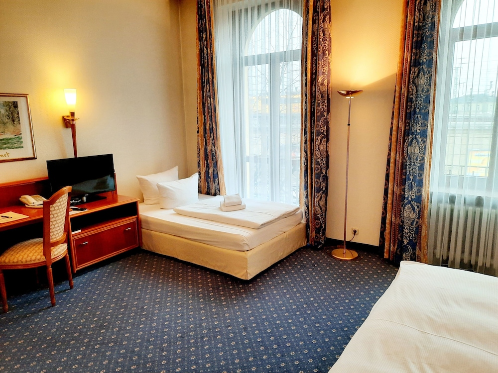Bayerischer Hof Dresden 39/76