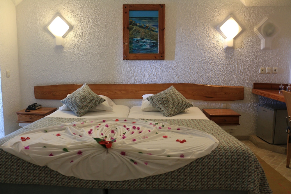 Lella Baya And Thalasso 16/71