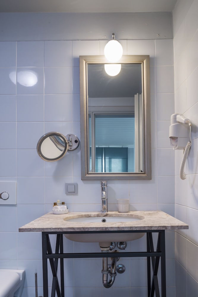 Delight Deluxe Boutique Hotel 77/79