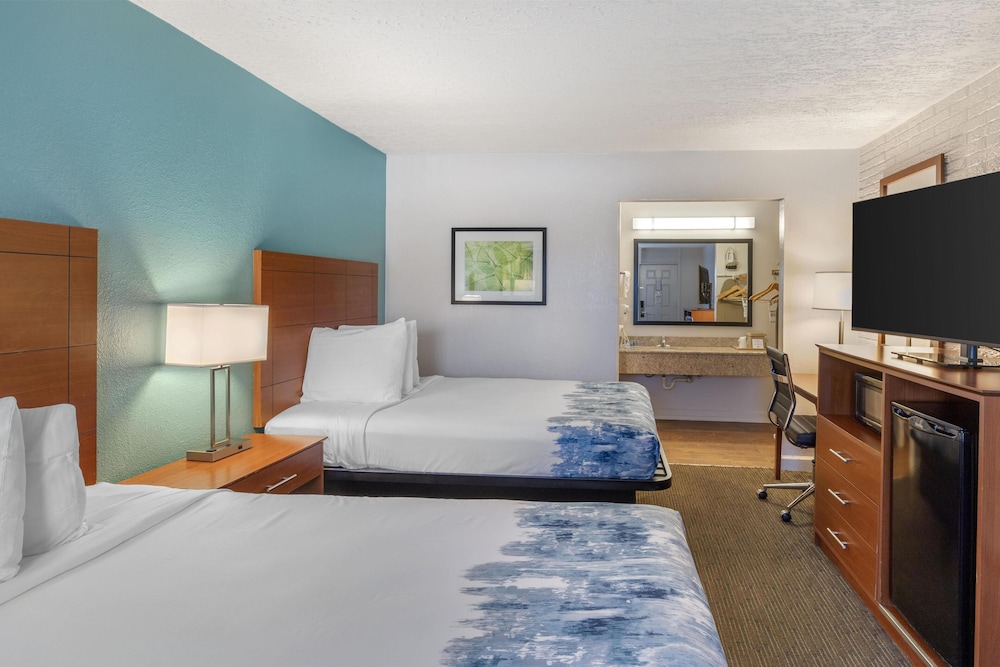 غرفة قياسية بسريرين مزدوجين