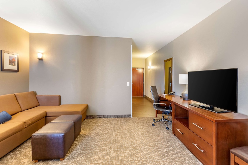 Comfort Suites Near Denver Downtown 12/28