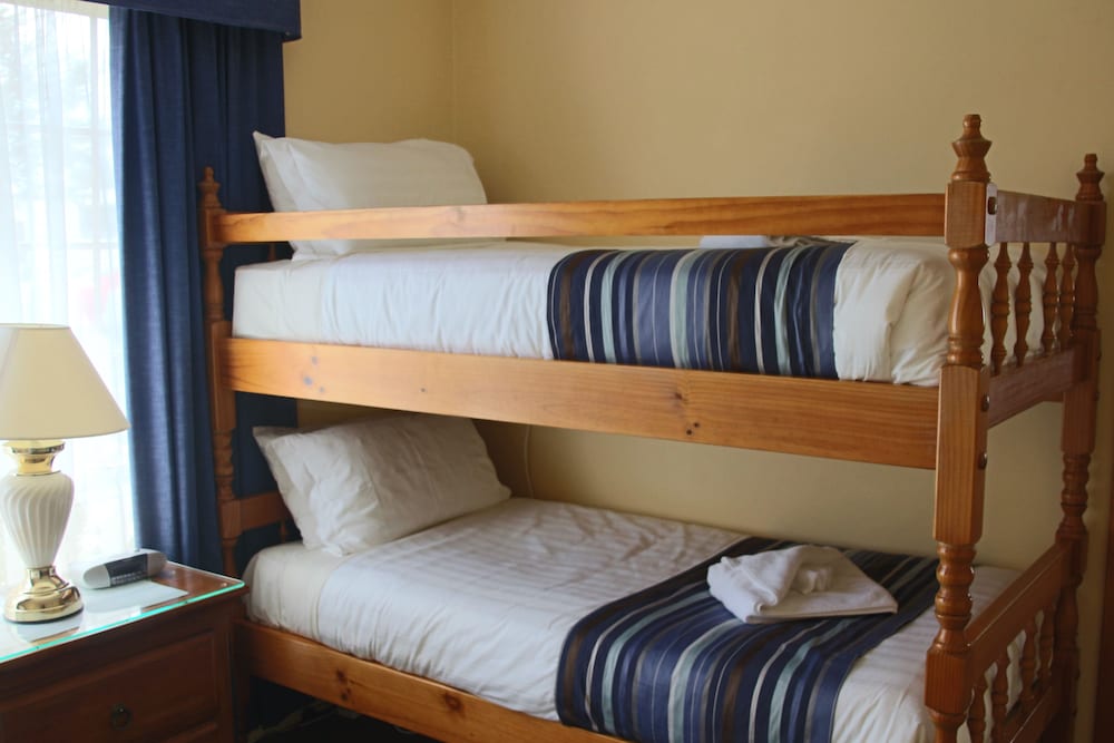2 Bedrooms, Pier, Family, Cottage, 1 Queen and 3 Single Beds، Swansea Cottages & Motel Suites 2/3