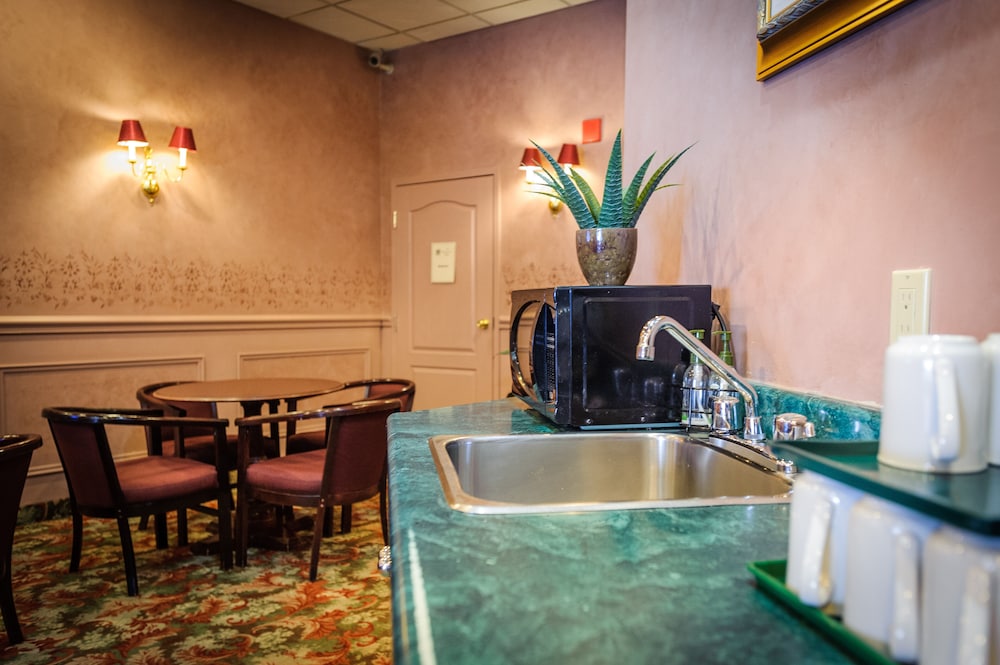 Peterborough Inn & Suites Hotel 62/64
