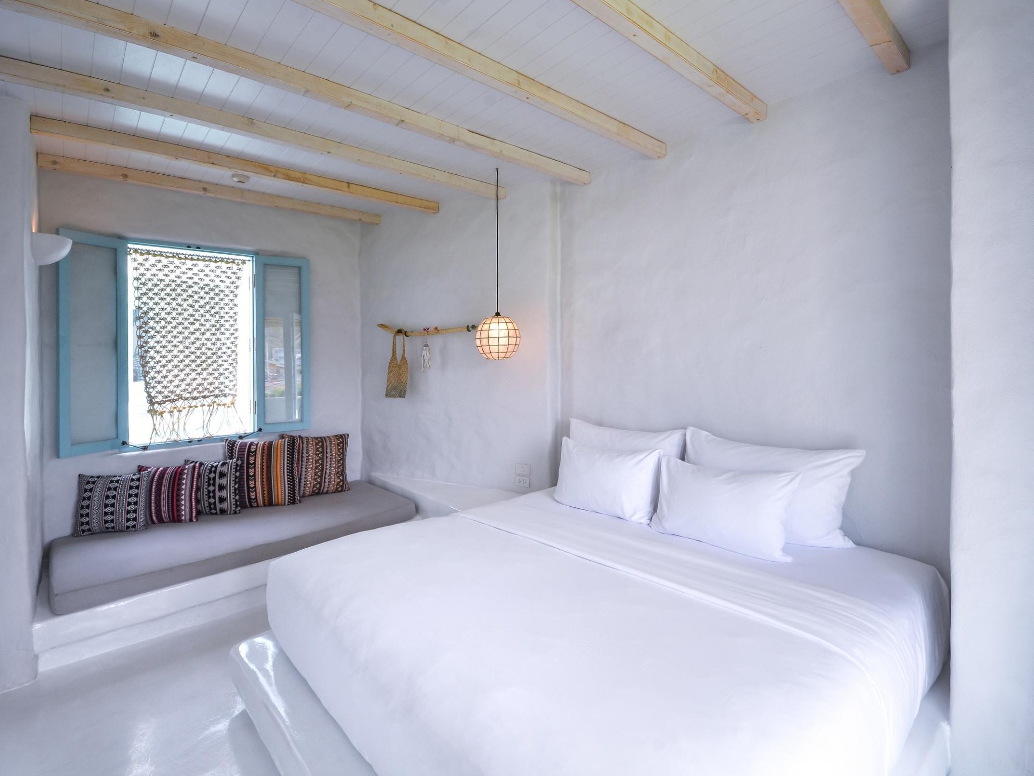 Room, Pool Side