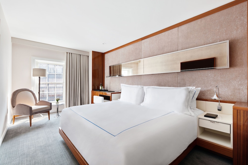 DELUXE, KING BED, FRONT STREET VIEW, ACCESSIBLE