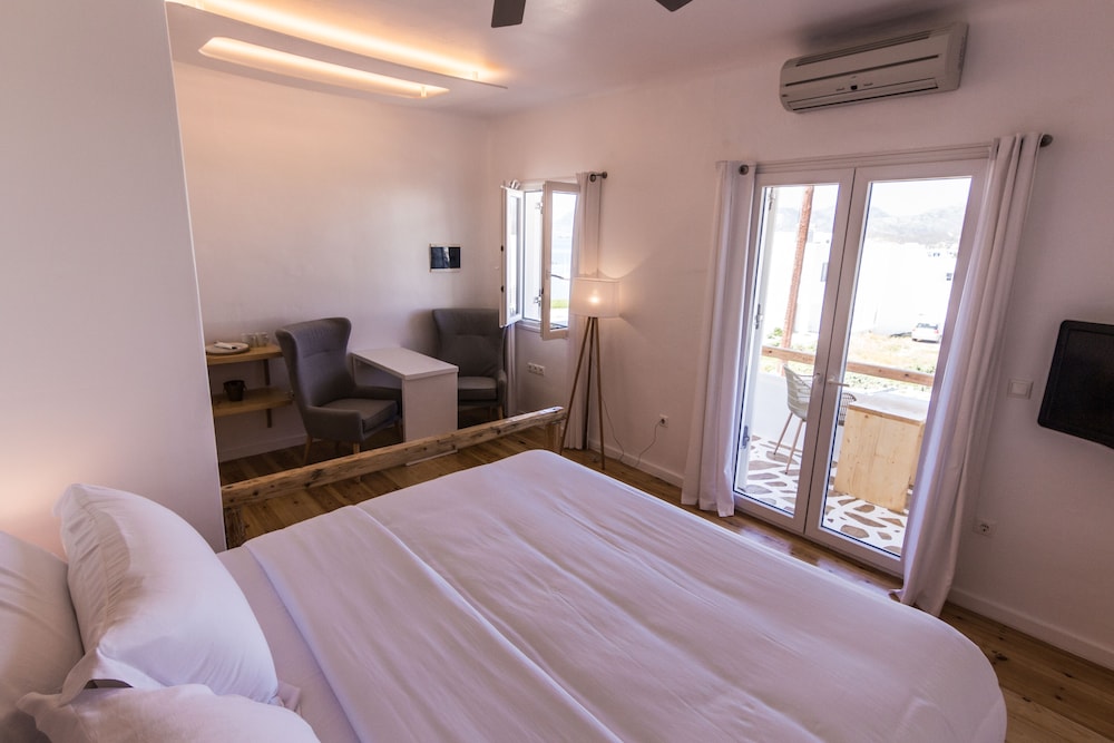 SALT SUITES & EXECUTIVE ROOMS 8/56