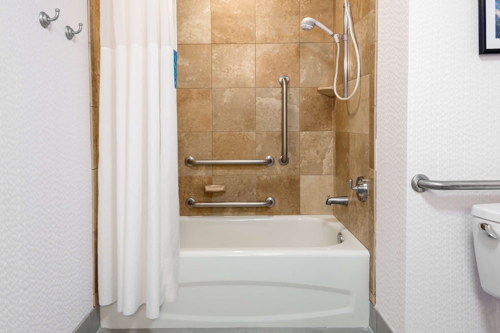 Hampton Inn And Suites Buffalo Downtown 19/52