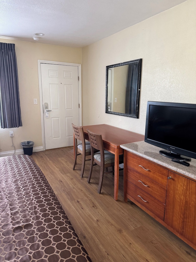 Castaway Motel 25/48