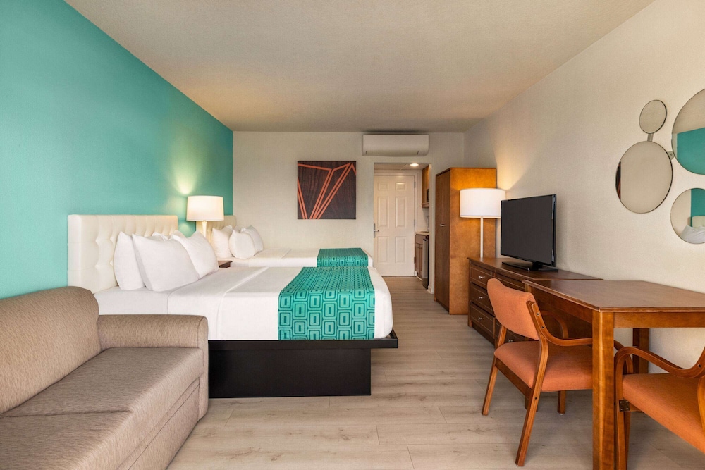 EFFICIENCY, 2 DOUBLE BEDS, OCEAN FRONT