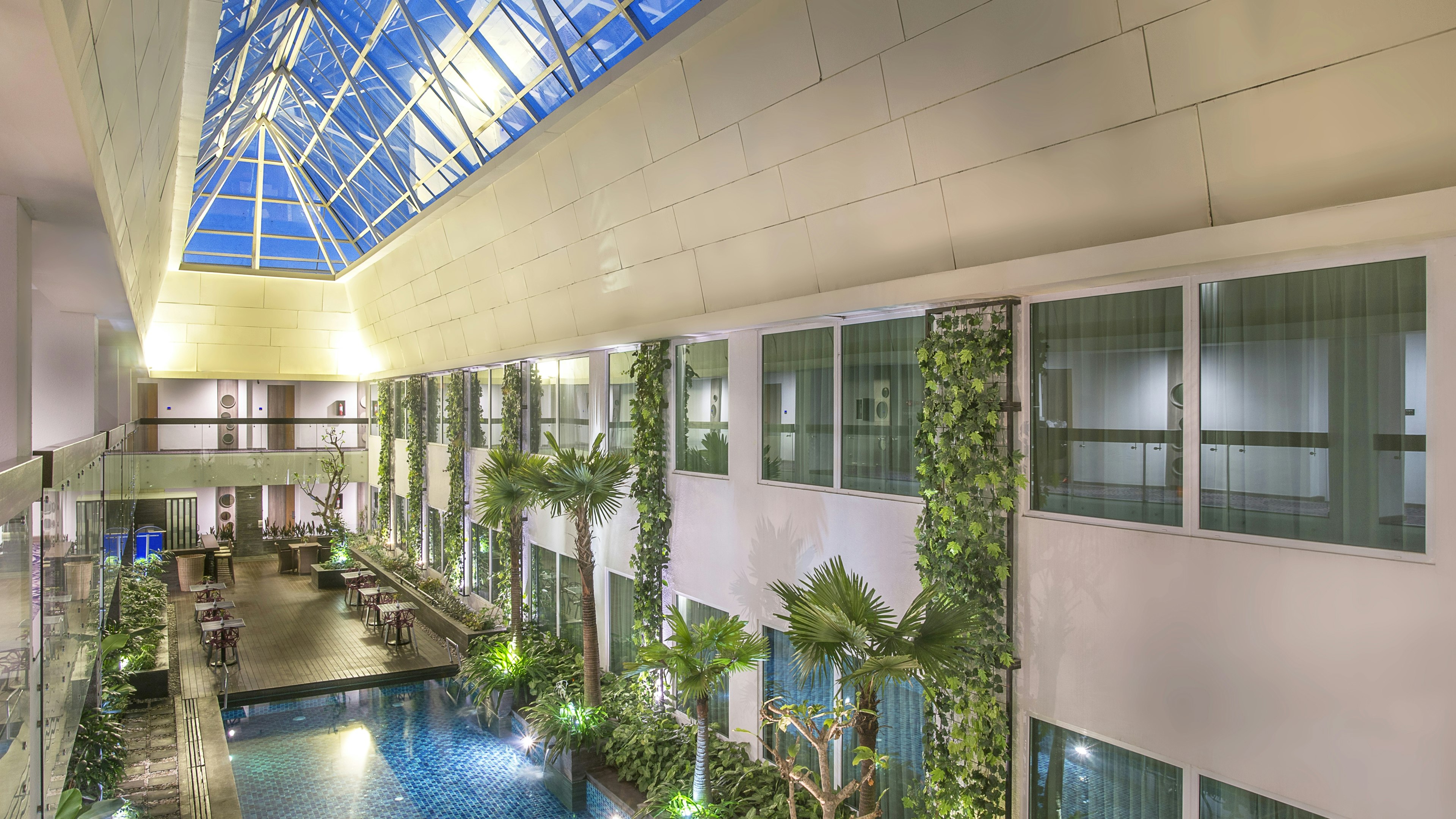 Holiday Inn Pasteur 2/50