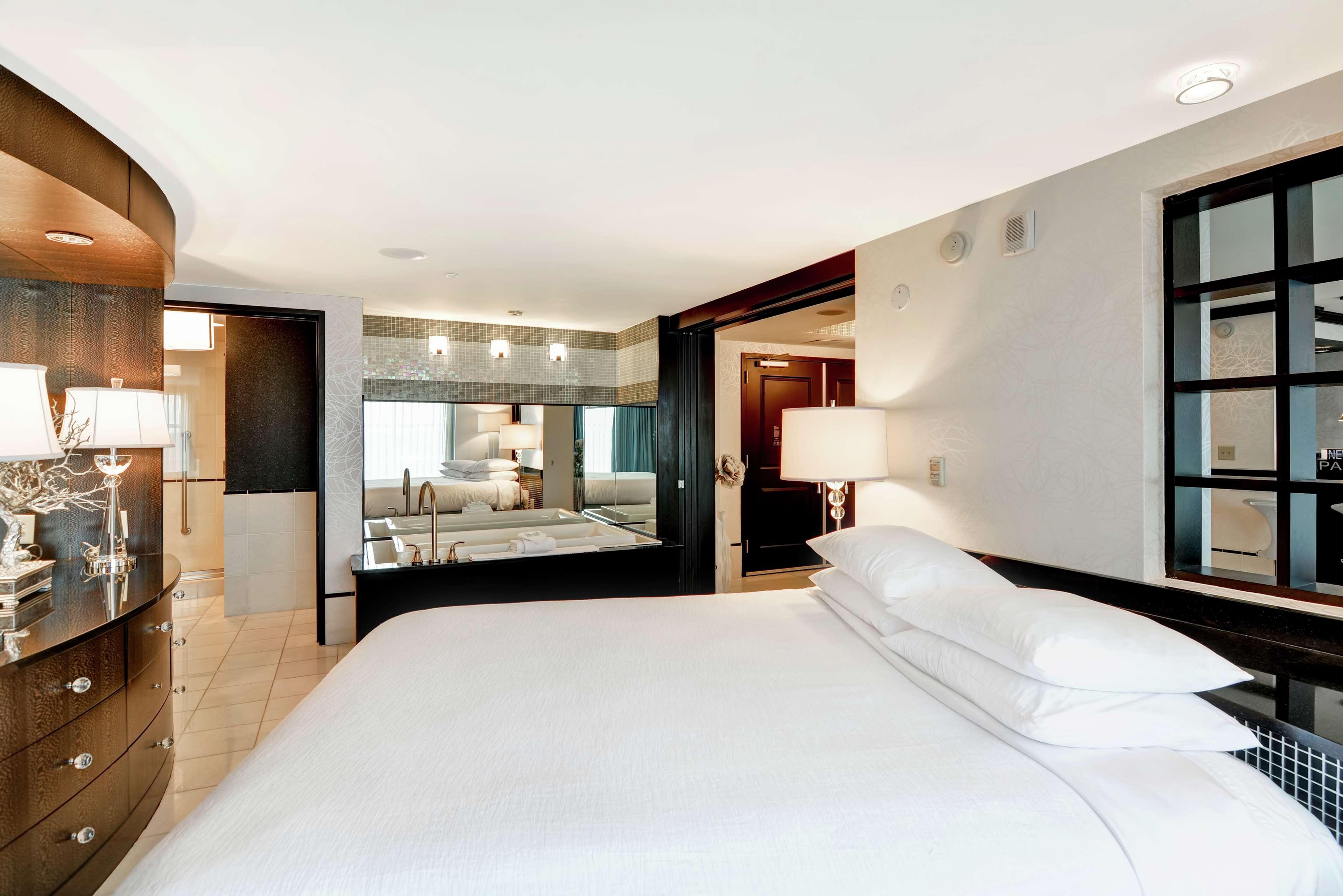 PRESIDENTIAL, 3 ROOMS, SUITE, KING BED, BATHTUB