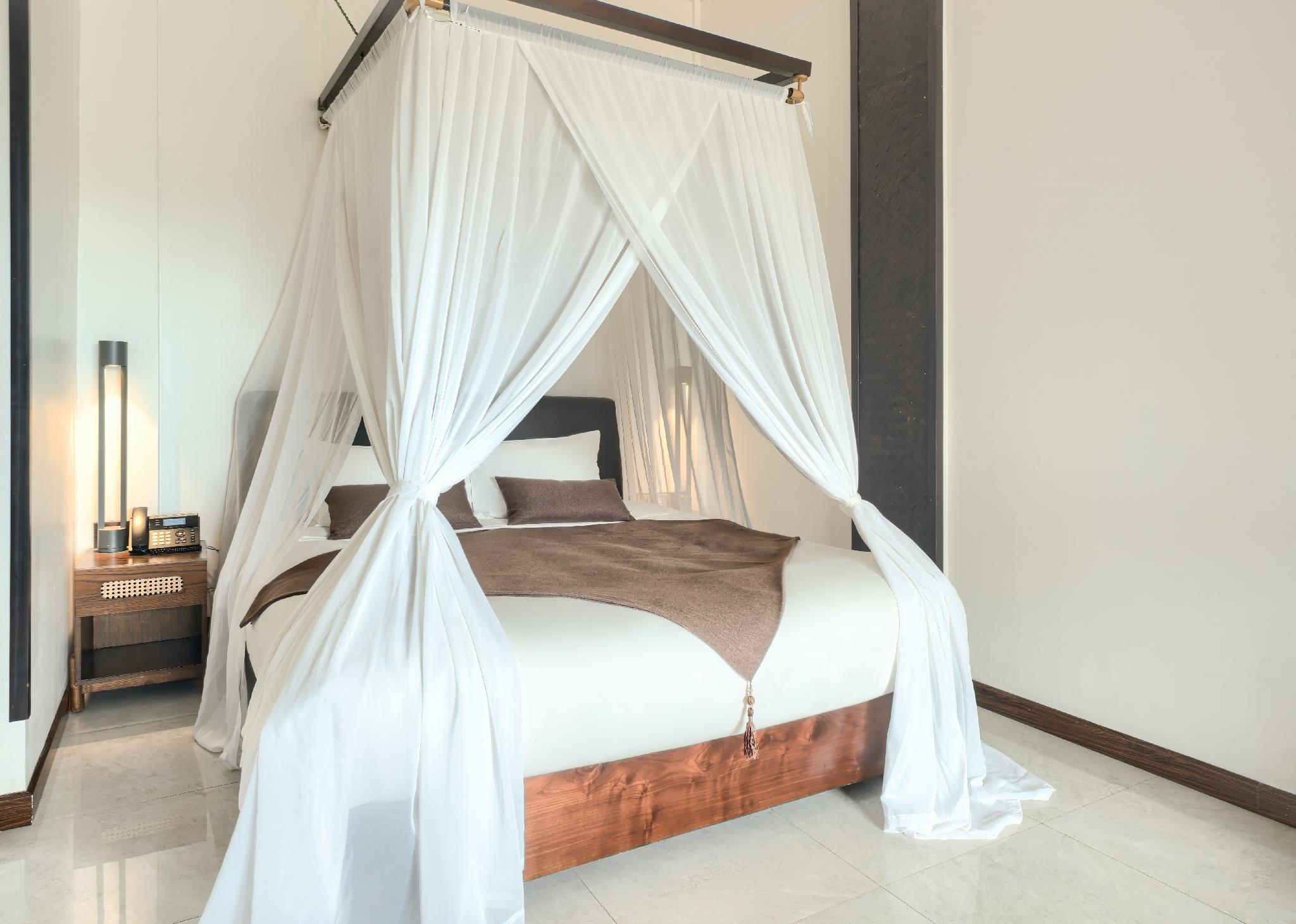 Family, King and Queen Bed, River Front