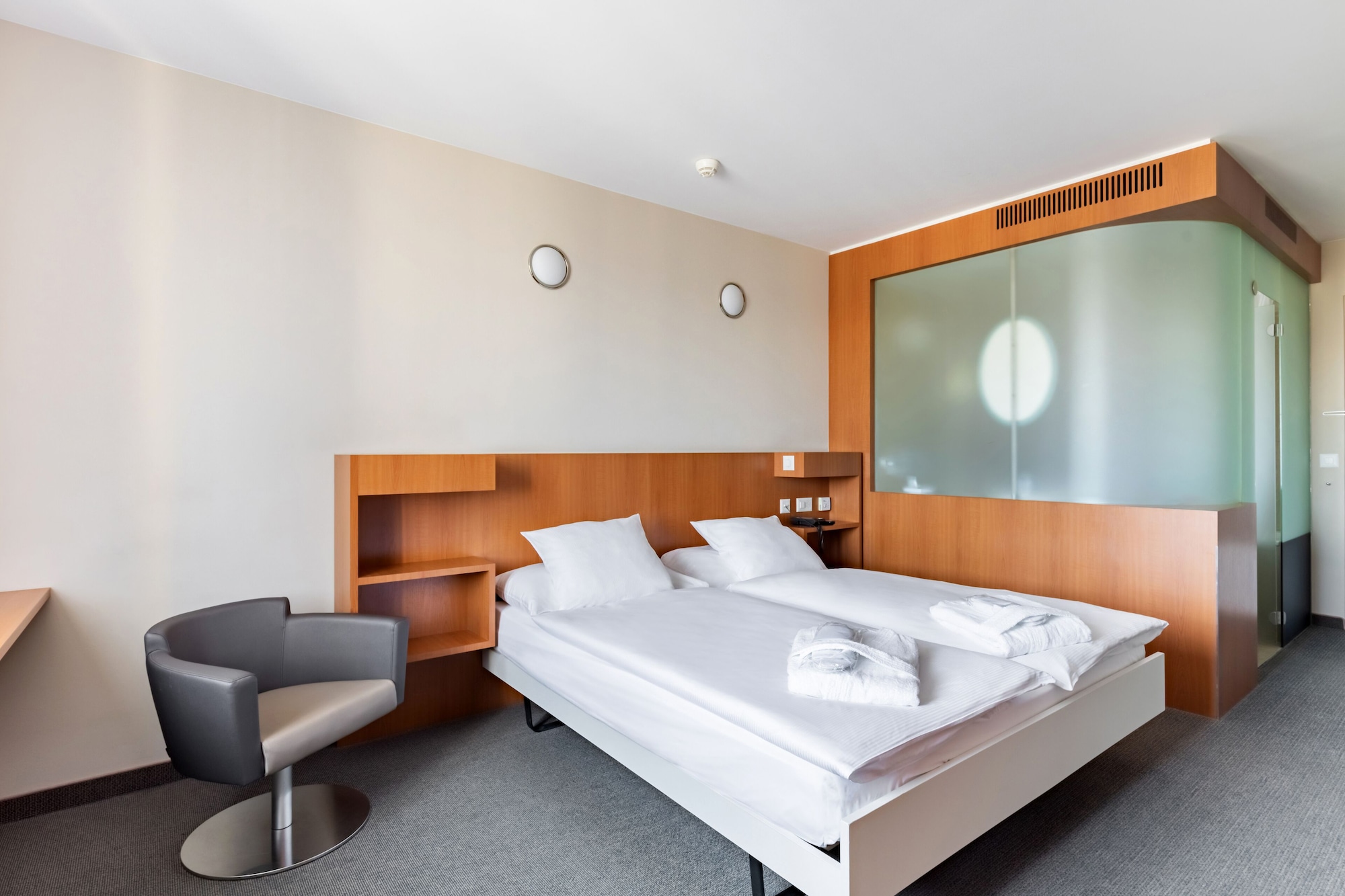 ROOM, DOUBLE BED
