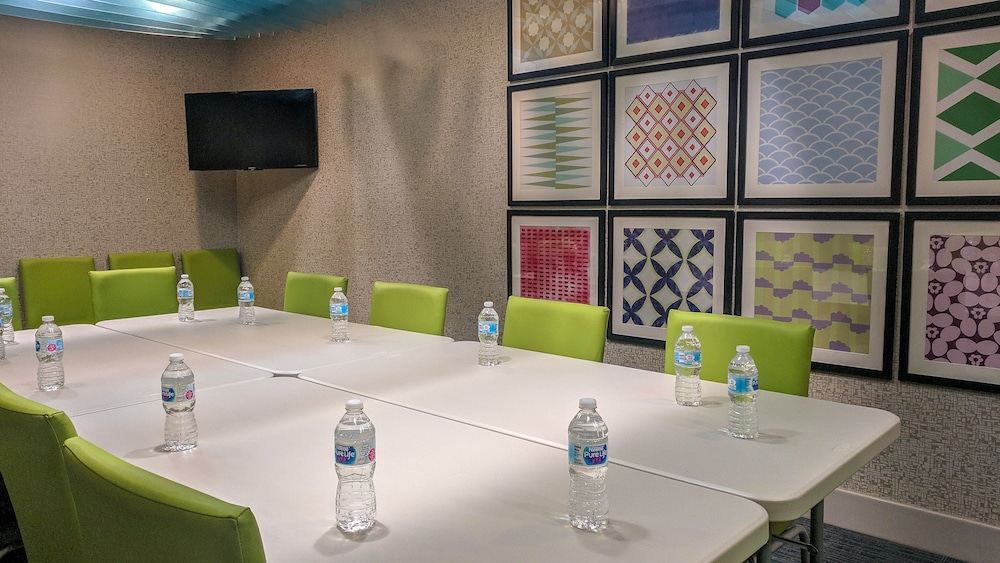 Holiday Inn Express Fort Wayne-East(New Haven) 37/39