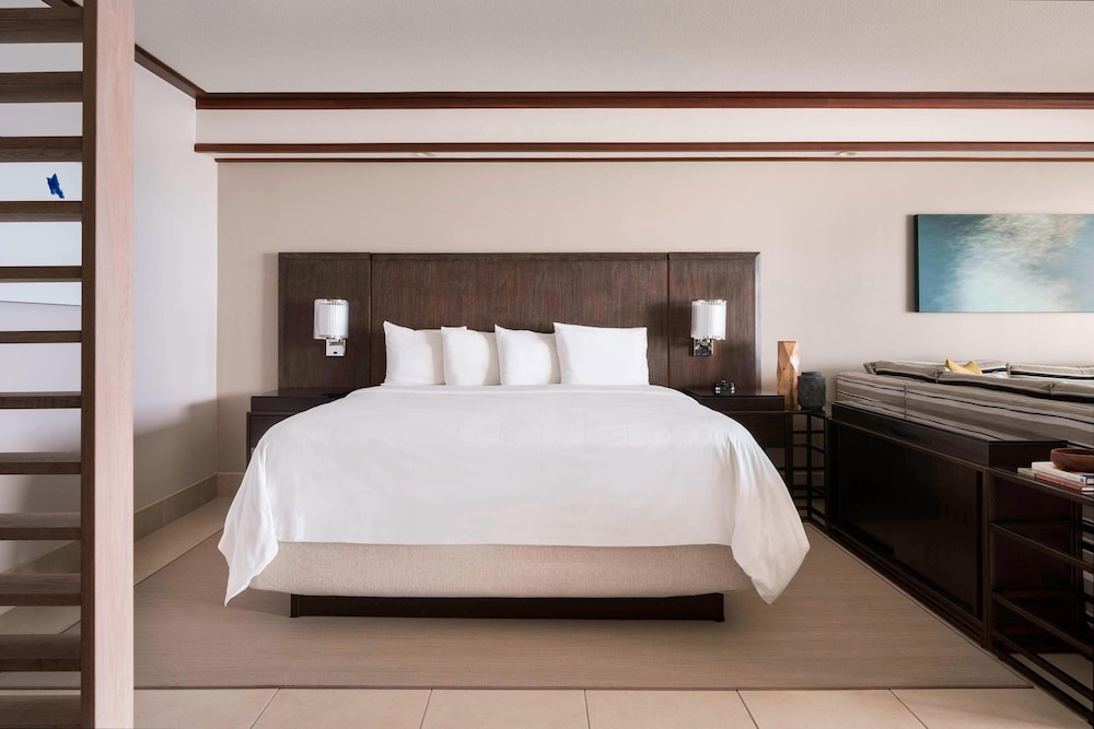 JUNIOR SUITE, KING BED, OCEAN VIEW, BALCONY