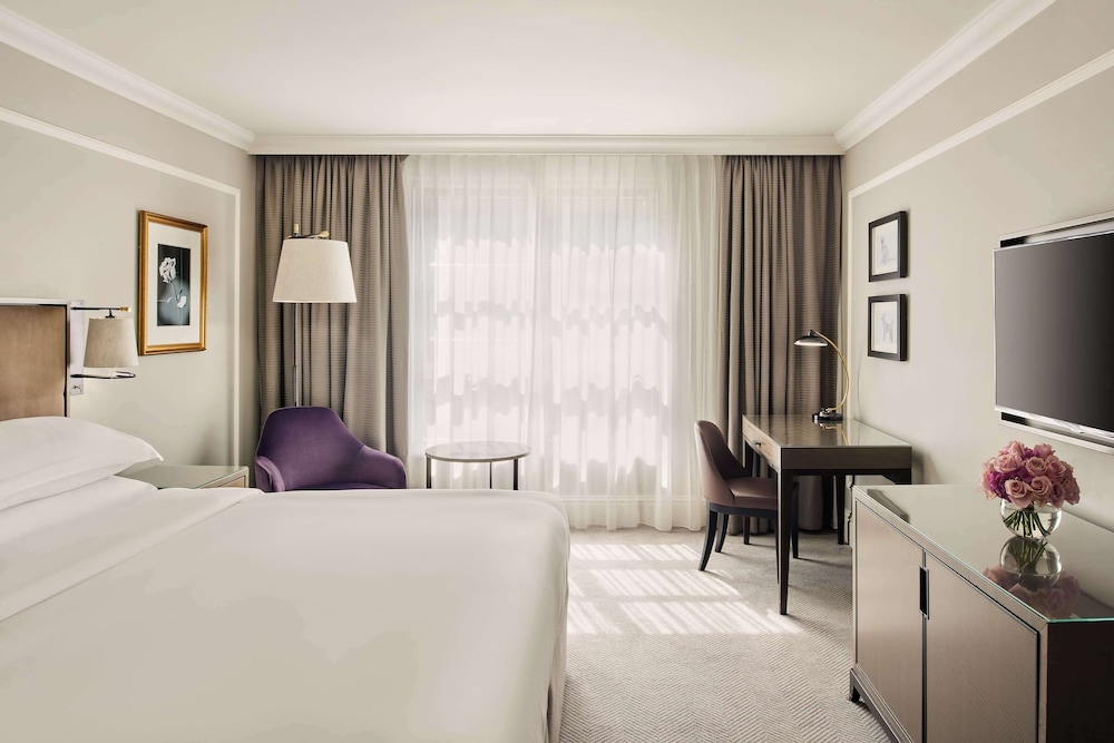 DELUXE, KING BED
